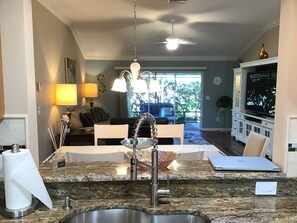 Casa, varias camas, patio, vista al jardín | Área de sala de estar | Televisión 