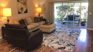 Maison, Plusieurs lits, patio, vue sur le jardin | Aire de séjour | Téléviseur