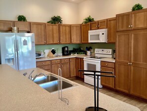 Casa, letti multipli, lanai, vista giardino | Cucina privata | Frigorifero, microonde, forno, piano cottura