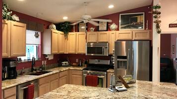 House, Multiple Beds, Pool Access, Garden View | Private kitchen | Fridge, microwave, oven, stovetop