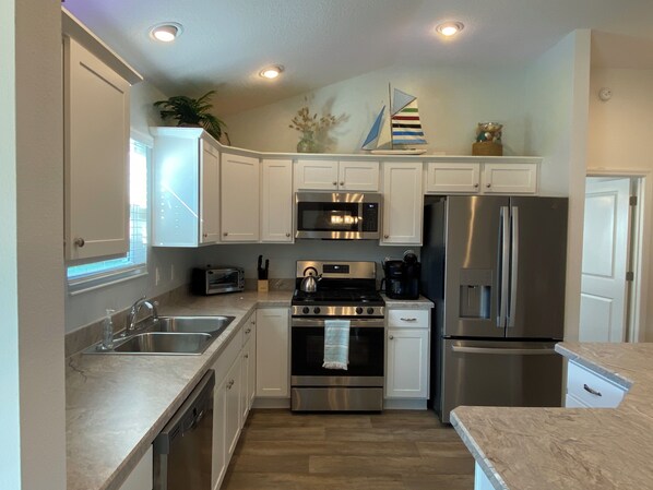 House, Multiple Beds, Lanai, Garden View | Private kitchen | Fridge, microwave, oven, stovetop