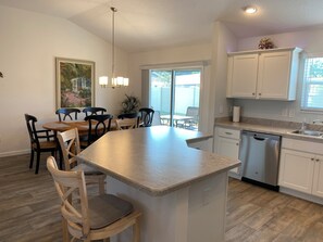 Casa, várias camas, varanda coberta, vista para o jardim | Cozinha privada | Geladeira, micro-ondas, fogão, cooktop