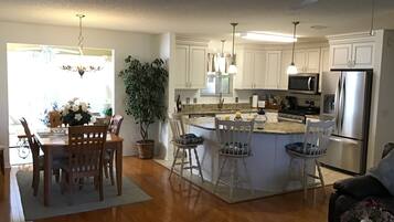 Rumah, Beberapa Tempat Tidur, beranda, pemandangan kebun | Dapur pribadi | Lemari es, microwave, oven, dan kompor