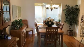 House, Multiple Beds, Lanai, Garden View | Dining