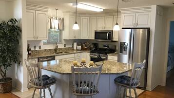 House, Multiple Beds, Lanai, Garden View | Private kitchen | Fridge, microwave, oven, stovetop