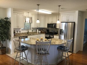 House, Multiple Beds, Lanai, Garden View | Private kitchen | Fridge, microwave, oven, stovetop - 9262 SE 179th Wesley St (The Villages)