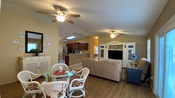 Villa, 2 Queen Beds, Lanai, Garden View | Interior