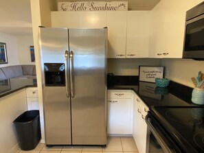 House, Multiple Beds, Lanai, Golf View | Private kitchen | Fridge, microwave, oven, stovetop - 1616 Kiley Ct (Lady Lake)