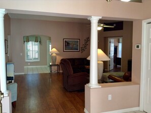 Casa, varias camas, patio, vista al jardín | Área de sala de estar | Televisión 