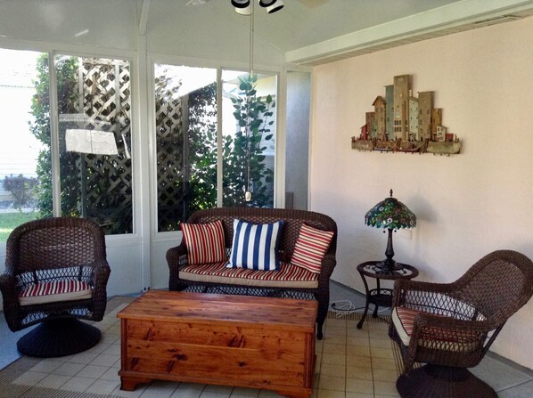 Casa, varias camas, patio, vista al jardín | Interior