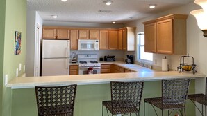 Villa, plusieurs lits, cuisine, vue jardin | Cuisine privée | Cafetière/bouilloire, réfrigérateur, micro-ondes, four