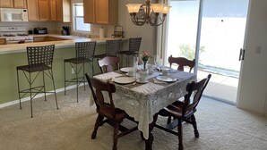 Villa, plusieurs lits, cuisine, vue jardin | Restauration