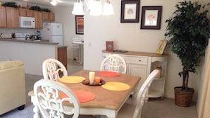 Villa, Multiple Beds, Lanai, Garden View | Dining - 3393 Alwyne Avenue (Wildwood)