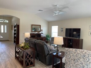 House, Multiple Beds, Kitchen, Garden View | Living area | TV - 1689 Shale Trail Loop (Wildwood)