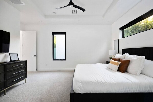 6 bedrooms, desk, iron/ironing board, travel cot