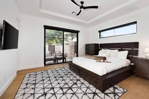 6 bedrooms, desk, iron/ironing board, travel crib
