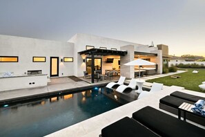 A heated pool - Modern Dream Home Heated Pool Hot Tub 6BR 9 Beds (Phoenix)