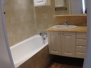Shower, hair dryer, towels, soap - 3-bedroom apartment with panoramic sea view and pool 5 minutes from the beach (Bandol)