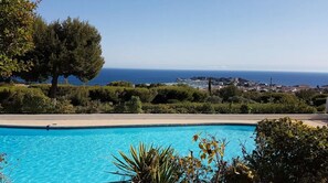 Pool - 3-bedroom apartment with panoramic sea view and pool 5 minutes from the beach (Bandol)