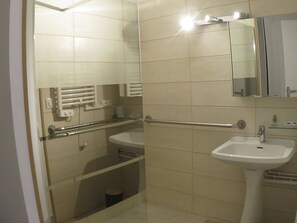 Dusche, Haartrockner, Handtücher, Seife