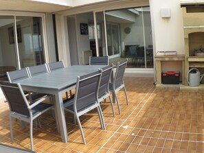 Outdoor dining - 3-bedroom apartment with panoramic sea view and pool 5 minutes from the beach (Bandol)