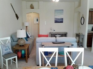 Living area - 1018 Seagull Ct (The Villages)