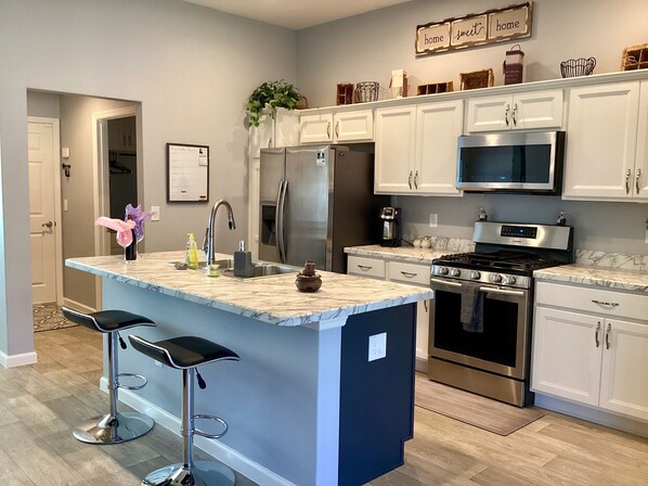 House, Multiple Beds, Patio, Garden View | Private kitchen | Fridge, microwave, oven, stovetop - 1685 Natalino Road (Wildwood)