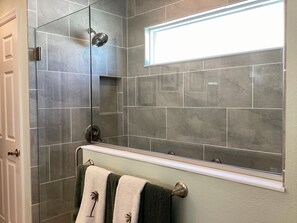 Casa, varias camas, patio, vista al jardín | Baño
