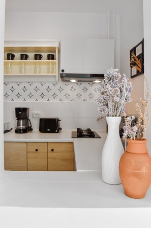 Suíte família | Cozinha privada | Micro-ondas, cafeteira/chaleira, talheres/pratos/utensílios de cozinha