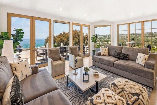 Smart TV, chimenea, estéreo