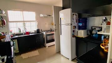 Rumah | Dapur pribadi | Microwave, mesin espresso, dan peralatan masak/sendok-piring