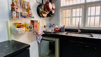 Rumah | Dapur pribadi | Microwave, mesin espresso, dan peralatan masak/sendok-piring