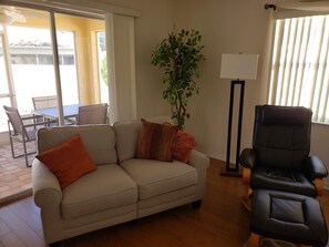 Vila, várias camas, varanda coberta, vista para o jardim | Área de estar | TV