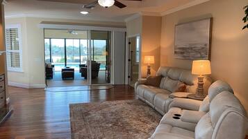 House, Berbilang Katil, Pool Access, Golf View | Ruang tamu | TV