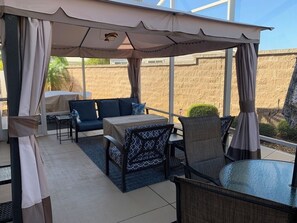 Villa, varias camas, patio, vista al jardín | Áreas de la propiedad