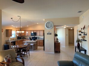 Villa, varias camas, patio, vista al jardín | Área de sala de estar | Televisión 