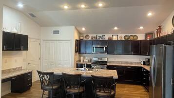 Vila, 2 Tempat Tidur Queen, patio, pemandangan kebun | Dapur pribadi | Lemari es, microwave, oven, dan kompor