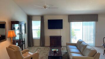 Vila, 2 Tempat Tidur Queen, patio, pemandangan kebun | Area keluarga | TV