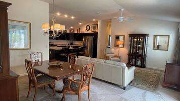 Villa, 2 Queen Beds, Patio, Garden View | Dining