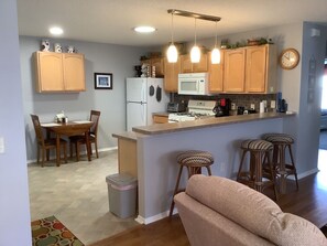Villa, plusieurs lits, patio, vue jardin | Cuisine privée | Réfrigérateur, micro-ondes, four, plaque de cuisson