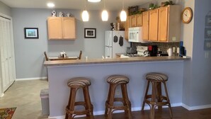 Villa, varias camas, patio, vista al jardín | Cocina privada