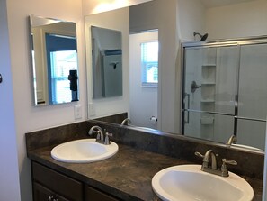 Villa, Mehrere Betten, Veranda, Gartenblick | Badezimmer