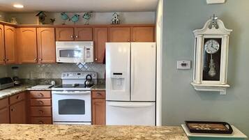 Villa, Berbilang Katil, Patio, Garden View | Dapur peribadi | Peti sejuk, ketuhar gelombang mikro, ketuhar, dapur