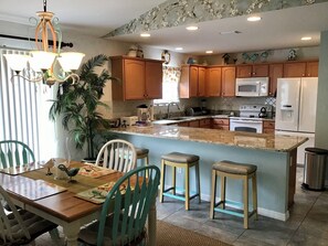 Villa, flere senger, terrasse, hageutsikt | Eget kjøkken | Kjøleskap, mikrobølgeovn, ovn og kokeplater