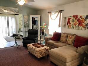 Villa, flere senger, terrasse, hageutsikt | Oppholdsområde | TV