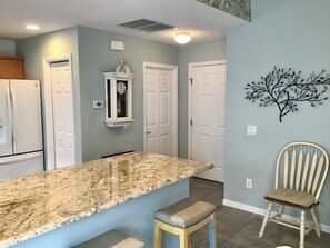 Villa, flere senger, terrasse, hageutsikt | Eget kjøkken | Kjøleskap, mikrobølgeovn, ovn og kokeplater