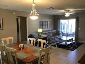 Ferienhaus, Mehrere Betten, Veranda, Gartenblick | Speisen