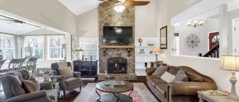 Een smart-tv, een open haard en een kantoor