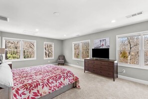 5 bedrooms, iron/ironing board, free WiFi, bed sheets