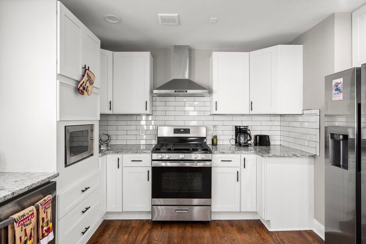 Kjøleskap, mikrobølgeovn, ovn og kokeplater